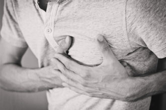 Schmerzen in der Brust: Warnzeichen für Herzinfarkt (Bild: Pixabay)